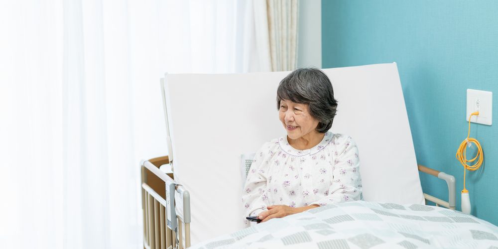介護ベッドに寝る女性