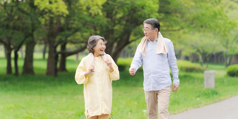 散歩する老夫婦の写真